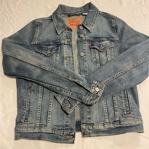 Lightly used Levi jacket. Size L , blue.